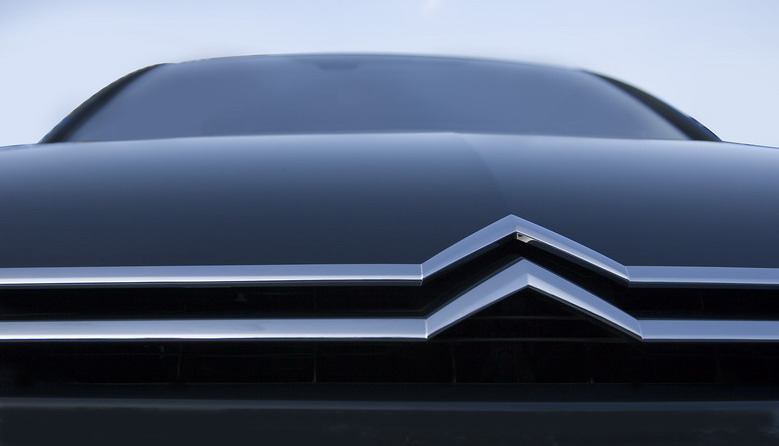Citron C6: design extrieur:  Vue agrandie des chevrons sur le capot de la Citron C6. L'identit de la voiture et de la marque en est renforce.